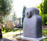Pristatytas skulptorės Ksenijos Jaro&scaron;evaitės sukurtas sarkofago dangčio formos kenotafas su įra&scaron;u &bdquo;Senovės Aigipto pakerėta saulės dukra"