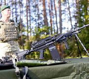 Valstybės sienos apsaugos tarnybos gaunamos ginkluotės &ndash; kulkosvaidžių FN MINIMI ir automatinių ginklų G-36 pristatymąs