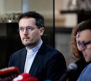 Spaudos konferencija apie Vilniaus arkikatedros požemiuose atrastą slaptavietę su Lietuvos ir Lenkijos valdovų laidojimo insignijomis