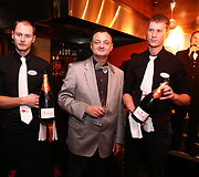 Olegas Vasinas (centre)