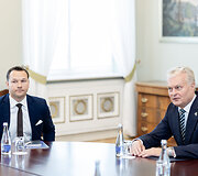 Edvinas Grik&scaron;as, Gitanas Nausėda