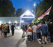 I&scaron; Baltarusijos nelaisvės i&scaron;vaduoti žmonės prie JAV ambasados Vilniuje