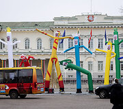 Instaliacija &ndash; bestuburių oro žmogeliukų parkas