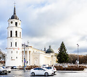 Vilniaus Kalėdų eglė jau Katedros aik&scaron;tėje
