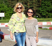 Laura Pauk&scaron;tė (kairėje)