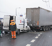 Krovininio mikroautobuso ir vilkiko avarija Savanorių pr., Vilniuje