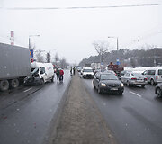 Krovininio mikroautobuso ir vilkiko avarija Savanorių pr., Vilniuje