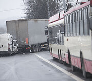 Krovininio mikroautobuso ir vilkiko avarija Savanorių pr., Vilniuje