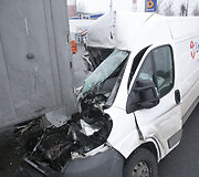 Krovininio mikroautobuso ir vilkiko avarija Savanorių pr., Vilniuje