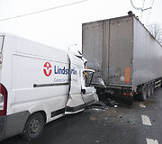 Krovininio mikroautobuso ir vilkiko avarija Savanorių pr., Vilniuje
