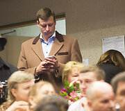 Diplomų teikimo ceremonijos akimirka