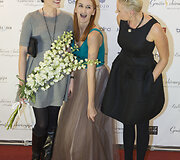 Laura Vagonė (centre)