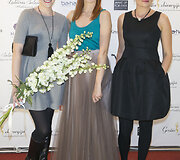 Laura Vagonė (centre)