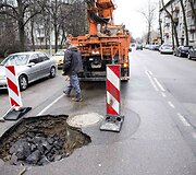 Naugarduko gatvėje atsivėre smegduobė