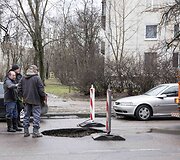 Naugarduko gatvėje atsivėre smegduobė
