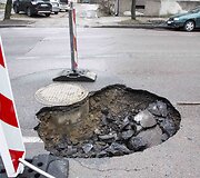Naugarduko gatvėje atsivėre smegduobė