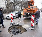Naugarduko gatvėje atsivėre smegduobė