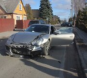 Panevėžyje susidūrė &bdquo;Porsche 911 Carrera S&ldquo; ir &bdquo;Volkswagen Golf&ldquo;