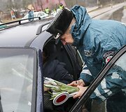 Vilniaus kelių policija sveikino moteris Kovos 8-osios dienos proga