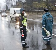 Vilniaus kelių policija sveikino moteris Kovos 8-osios dienos proga