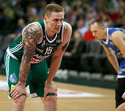 Pasipuo&scaron;ęs naujomis tatuiruotėmis Robertas Javtokas grįžo į aik&scaron;tę