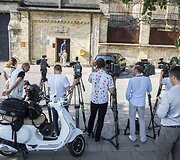 Žurnalistai laukia Raimondo Kurlianskio paleidimo