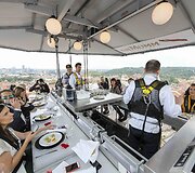 &bdquo;Dinner in the Sky&ldquo; Vilniuje akimirka