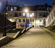 I&scaron;tu&scaron;tėjusios Vilniaus gatvės rudens vakarą