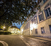 I&scaron;tu&scaron;tėjusios Vilniaus gatvės rudens vakarą
