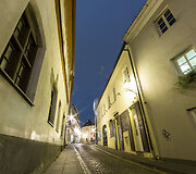 I&scaron;tu&scaron;tėjusios Vilniaus gatvės rudens vakarą