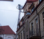 Pranci&scaron;konų gatvėje i&scaron; 4 auk&scaron;tų gyvenamojo namo pastogės veržiasi dūmai