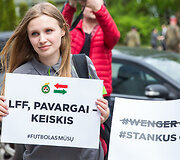  Futbolo sirgaliai surengė protesto akciją prie&scaron; Lietuvos futbolo federacijos konferenciją