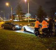 &bdquo;Mercedes-Benz&ldquo; trenkėsi į ap&scaron;vietimo stulpą Konstitucijos prospekto žiede