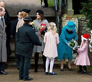 Jorko princesės Beatrice (antra i&scaron; kairės) ir Eugenie  (trečua i&scaron; kairės), Vesekso grafas princas Edwardas (kairėje) stebi karalienę Elizabeth II priimant gėles
