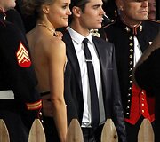 VIP zona &ndash; už tvoros. Aktoriai Zacas Efronas ir Taylor Schilling
