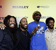 Ziggy Marley ur jo broliai Rohanas (kairėje) ir Robbie (de&scaron;inėje) pozuoja su reperiu Snoop Doggu