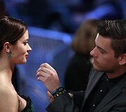 Aktorė Emily Blunt su asistentu