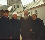 Dalia Ibelhauptaitė ir Dexteris Fletcheris (kairėje) su Tėvu Stanislovu (trečias i&scaron; kairės)