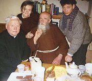 Jaunieji su monsinjoru Kazimieru Vasiliausku (kairėje) ir Tėvu Stanislovu