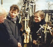 Jaunieji su monsinjoru Kazimieru Vasiliausku