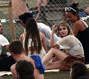 Emma Roberts linksminasi muzikos festivalyje
