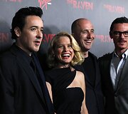 Filmo aktoriai Johnas Cusackas (kairėje), Alice Eve, Luke'as Evansas (de&scaron;inėje) su režisieriumi Jamesu McTeigue
