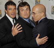 Aktoriai (i&scaron; kairės) Antonio Banderas ir Jackas Blackas su laureatu Jeffrey Katzenbergu