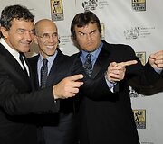 Aktoriai Antonio Banderas (kairėje) ir Jackas Blackas (de&scaron;inėje) su laureatu Jeffrey Katzenbergu