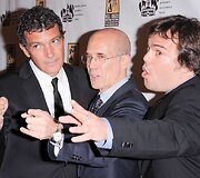 Aktoriai Antonio Banderas (kairėje) ir Jackas Blackas (de&scaron;inėje) su laureatu Jeffrey Katzenbergu
