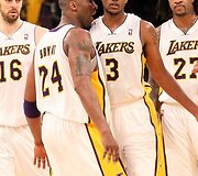 Los Andželo &bdquo;Lakers&ldquo; žvaigždės mėgaujasi pramogų pasaulio garsenybių palaikymu