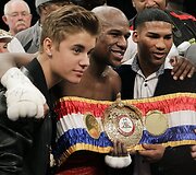 Dainininkas Justinas Bieberis (kairėje) su bokso čempionu Floydu Mayweatheru jaunesniuoju (centre)
