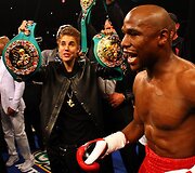 Daininkas Justinas Bieberis (kairėje) ir Floydas Mayweatheras jaunesnysis
