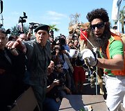 &bdquo;Diktatoriaus&ldquo; premjera Kanų kino festivalyje