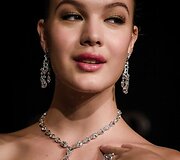 Manekenė, pasipuo&scaron;usi 100 karatų deimantu &bdquo;Liepsna&ldquo;